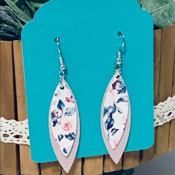 Earrings made of faux leather. - Picture 6 of 7